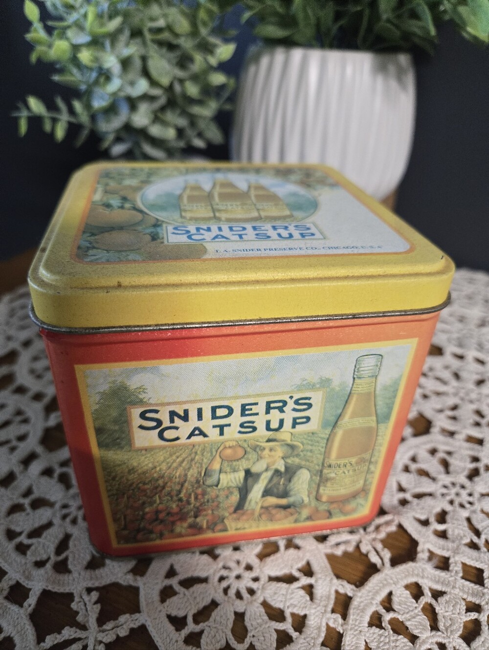 Macfarlane Lang & Co. Bird & Cherry Blossom Biscuit Tin